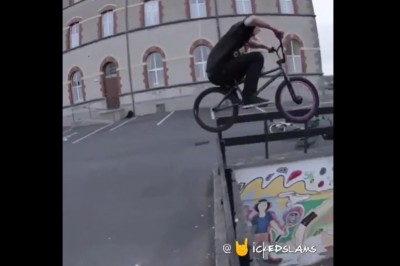 Jazda z kaskiem? A po co to komu? Gość jest amatorem bliskich spotkań z asfaltem