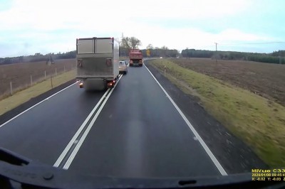 O włos od tragedii. Nagranie z wyprzedzania busa i osobówki na zakręcie