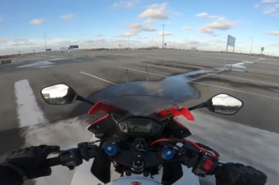 Motocyklista na piętrowym parkingu i jego popis jazdy