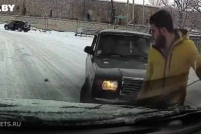 Prawie przygniótł go samochód. Gość, który miał niesamowitego farta 