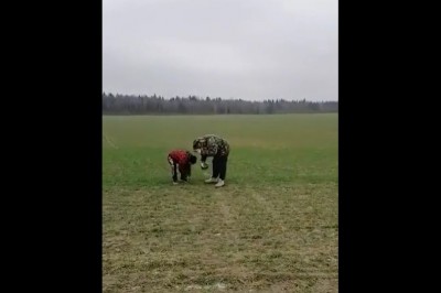 Kiedy ze starym postanawiasz bezpiecznie odpalić petardę w szczerym polu 