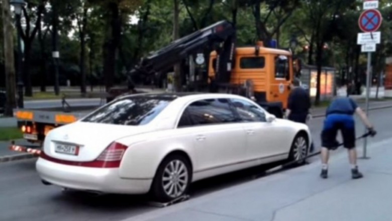 Maybach 62S kontra holownik straży miejskiej. Nieźle się zdziwili