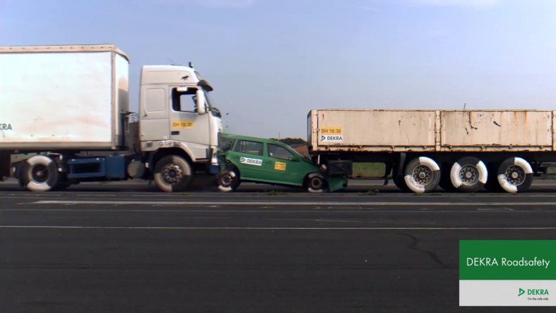 Crash test dwóch TIRów i osobówki. Lepiej mieć oczy dookoła głowy