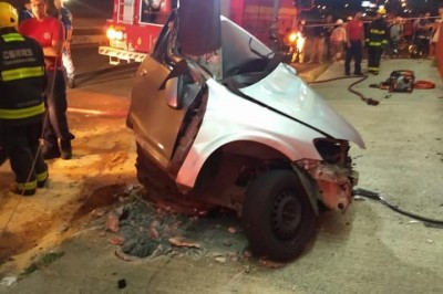 Owinął auto wokoło słupa. Mocny wypadek nagrany kamerą monitoringu