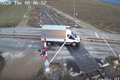 Wjechał busem wprost pod pociąg. Nagranie z przejazdu 