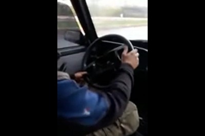 Ściągnął kierownicę podczas jazdy. Kolega wszystko filmował 