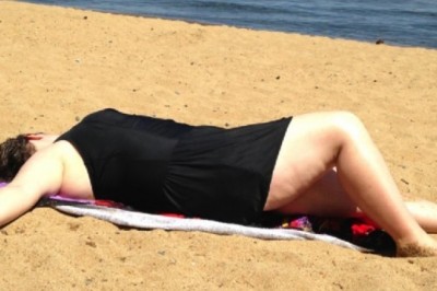 Syn w tajemnicy zrobił zdjęcie mamy na plaży. Chciała skasować tą fotografię 