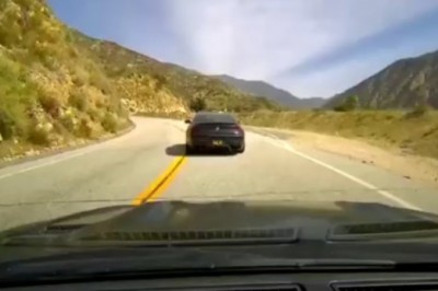 Czołowe zderzenie sportowego samochodu z motocyklistą 