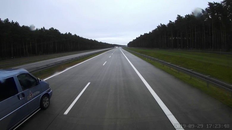 Pirat drogowy z Mercedesa wyhamowuje auta na autostradzie 