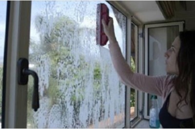 Zadzwoniła do kobiety sprzątającej mieszkania. Jak usłyszała cenę za mycie okna, rozłączyła się