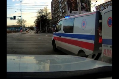 Karetka we Wrocławiu zgubiła nosze na skrzyżowaniu