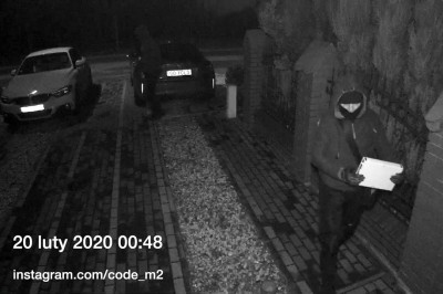 Ukradli BMW M2 metodą na walizkę. Nagranie z monitoringu 