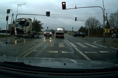 Dzwon dwóch ciężarówek na skrzyżowaniu w Mławie - nagranie z  wideorejestratora