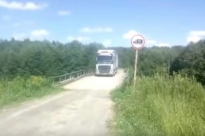 40 tonowy TIR kontra most z deseczek. Nieudany przejazd nad rzeką