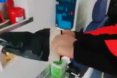 Ratownicy medyczni cisną bekę z rękawiczek jakie dostali do pracy