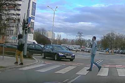 Cwaniak w rurkach z torebką kontra nadjeżdżające BMW