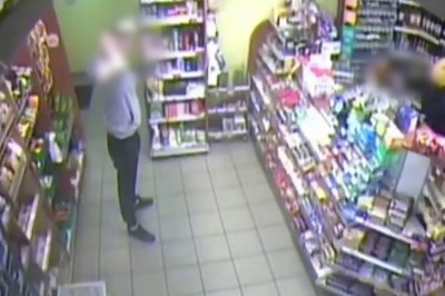 Wpadła do Żabki i chciała kasę. Trafiła na bohaterskiego klienta - nagranie 