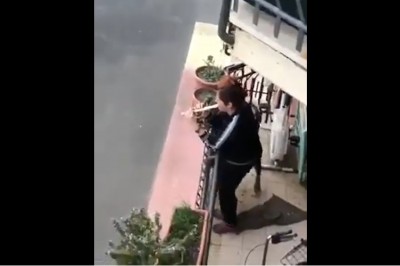 Kiedy żonie wirus siadł na zwoje mózgowe, a stary próbuje ją wyleczyć 