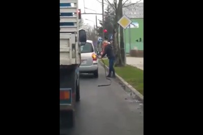Coś się chyba Pani przyczepiło. Gdy Blondyna pojedzie zatankować