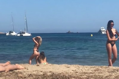 Trzy dziewczyny przyłapane na plaży podczas robienia sobie fot na insta