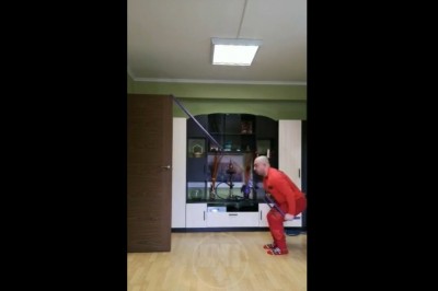 Ćwiczenia w domu mogą być niebezpieczne. Ten gość się przekonał 