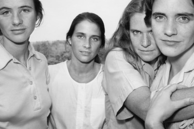 4 siostry robią sobie zdjęcie co roku razem. Ostatnie da Ci dużo do myślenia