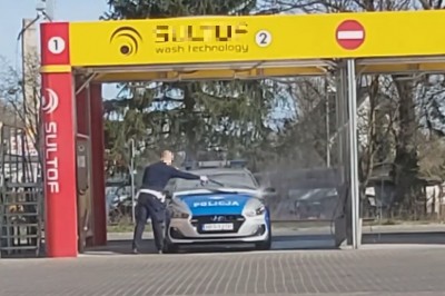 Za mycie auta dostaniesz mandat, ale policjant już nie? 