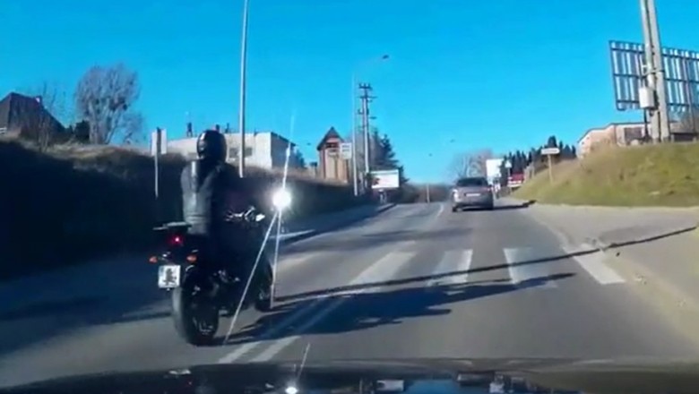 Szybka karma dla pirata na motocyklu. Ktoś nie zerknął w lusterka 