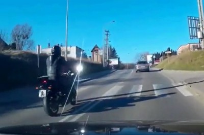 Szybka karma dla pirata na motocyklu. Ktoś nie zerknął w lusterka 