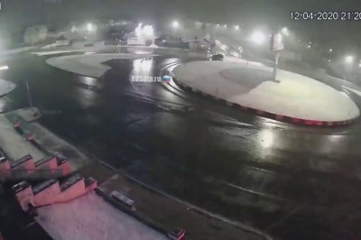 Kierowca zrobił dyskotekę w mieście po tym jak przywalił w słup 