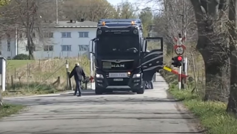 Ciężarówka z jachtem na przejeździe kontra pociąg osobowy 