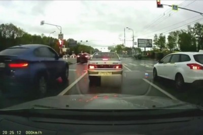 Wjazd karetką na skrzyżowanie na czerwonym świetle