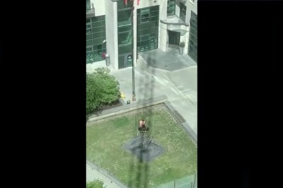 Operator żurawia wkurza opalającego się gościa