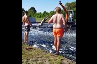 Kiedy masz mini koparkę i chcesz z kumplami trochę poszaleć