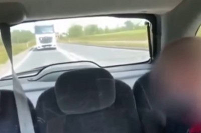 Tak się kończy hamowanie przed TIRem. Nagranie z osobówki 