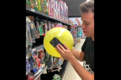 Gość pokazuje jak zrobić bardzo proste, ale efektowne sztuczki 