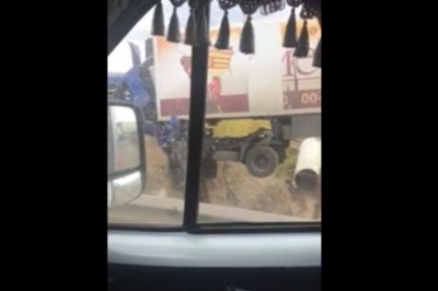 Kierowcy TIRa skończyła się droga i zabrakło mostu