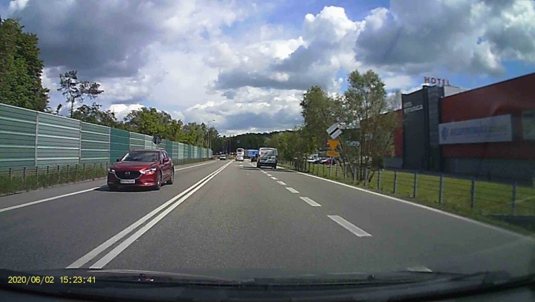 Wysiadł przez okno jadącego autobusu. Nagranie z akcji