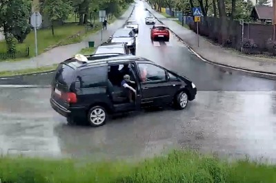 Dziecko wypadło z taksówki w Strzybnicy. Nagranie z monitoringu