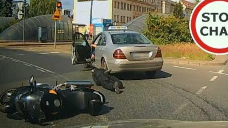 Kierowca kontra taksówkarz na rondzie. Wypadek w Bydgoszczy 