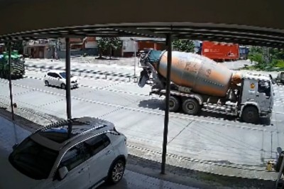 Betoniarka i ciężarówka kontra osobówka. Oszukała przeznaczenie