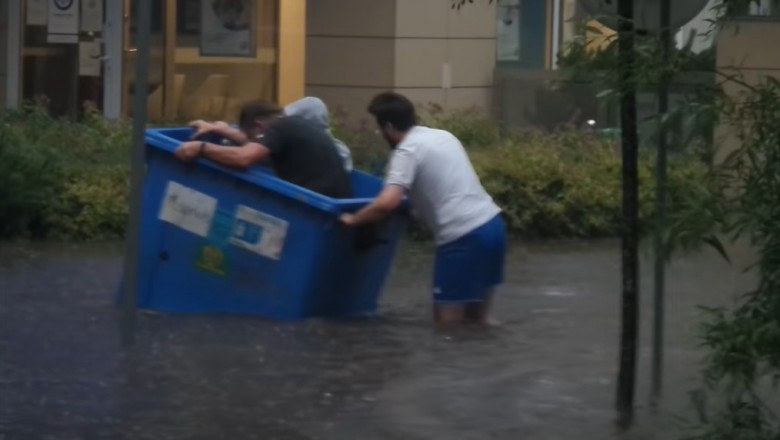 Pływający bolid ratunkowy w akcji po potężnej ulewie