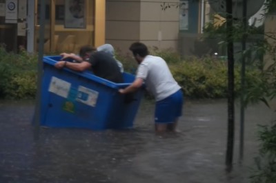 Pływający bolid ratunkowy w akcji po potężnej ulewie