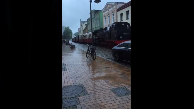 Gość w Mercedesie kontra parowóz w centrum miasteczka 