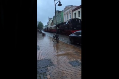 Gość w Mercedesie kontra parowóz w centrum miasteczka 