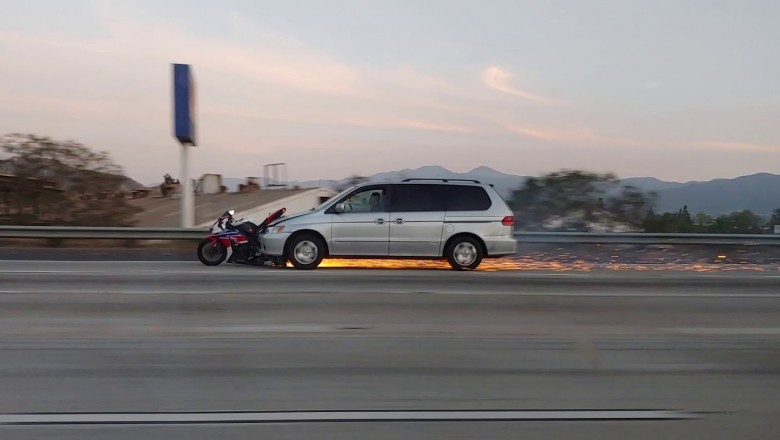 Zawinął motocykl i pojechał dalej. Kierowca, któremu nic nie przeszkadza 