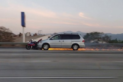 Zawinął motocykl i pojechał dalej. Kierowca, któremu nic nie przeszkadza 