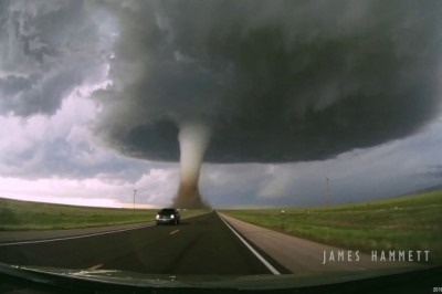 Uchwycili z bliska formowanie się ogromnego tornada