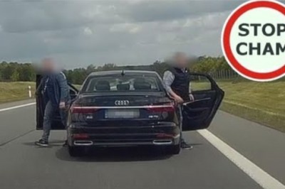 Dwóch typów z Audi chce dać lekcje jazdy na środku drogi