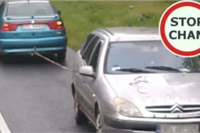 Holowanie auta tyłem na krajowej drodze. Mistrzowie w akcji